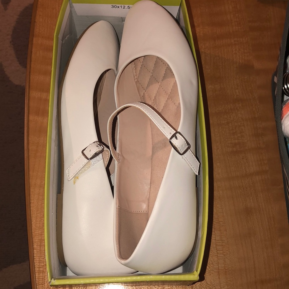 ALL WHITE FLATS